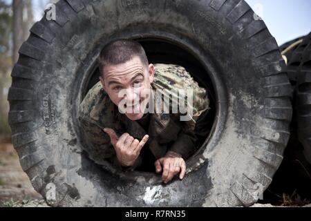 Us Marine Corps 1. Sgt. Jeremy M. Sapp, Schule erster Sergeant zu Masse Schule (GSS), Marine Corps Combat Service Support Schulen zugewiesen, führt ein Hindernis bei einem Dauerlauf im Camp Johnson, N.C., 29. März 2017. Die Marines der GSS lief an drei verschiedenen Stationen, die auf Hindernisse oder Buddy bestand schleppt und Feuerwehrmann trägt zur Bekämpfung Klimaanlage und Zusammenhalt zu gewährleisten. Stockfoto