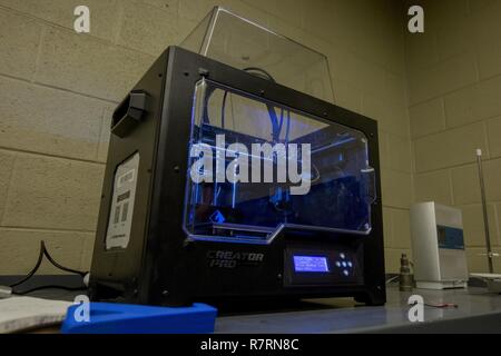 Ein 3D-Drucker inszeniert auf einem Tisch während einer kurzen auf der 3D-Druckfunktionen des 2. Wartung Bataillon in Camp Lejeune mit US-Marines zu sprechen und mögliche technologische Fortschritte für das Marine Corps, 22. März 2017 diskutiert. Die DARPA-Mission ist es, wichtige Investitionen in die bahnbrechende Technologien für die nationale Sicherheit zu machen. Stockfoto