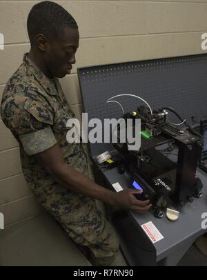 Ein US-Marine demonstriert, wie ein 3D-Drucker während eines kurzen auf der 3D-Druckfunktionen des 2. Wartung Bataillon zu verwenden, bei einem Besuch in Camp Lejeune mit US-Marines zu sprechen und mögliche technologische Fortschritte für das Marine Corps, 22. März 2017 diskutiert. Die DARPA-Mission ist es, wichtige Investitionen in die bahnbrechende Technologien für die nationale Sicherheit zu machen. Stockfoto