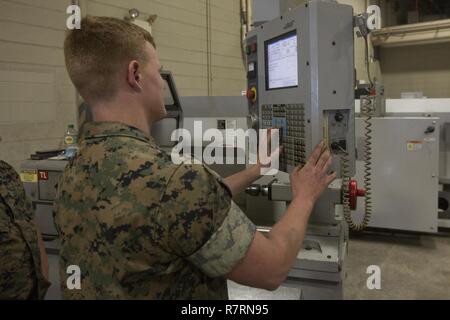 Ein US-Marine demonstriert, wie ein 3D-Drucker während eines kurzen auf der 3D-Druckfunktionen des 2. Wartung Bataillon zu verwenden, bei einem Besuch in Camp Lejeune mit US-Marines zu sprechen und mögliche technologische Fortschritte für das Marine Corps, 22. März 2017 diskutiert. Die DARPA-Mission ist es, wichtige Investitionen in die bahnbrechende Technologien für die nationale Sicherheit zu machen. Stockfoto