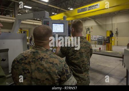 Us-Marines zeigen, wie ein 3D-Drucker während eines kurzen auf der 3D-Druckfunktionen des 2. Wartung Bataillon zu verwenden, bei einem Besuch in Camp Lejeune mit US-Marines zu sprechen und mögliche technologische Fortschritte für das Marine Corps, 22. März 2017 diskutiert. Die DARPA-Mission ist es, wichtige Investitionen in die bahnbrechende Technologien für die nationale Sicherheit zu machen. Stockfoto