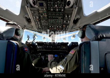 Kapitän Kyle Wagner, rechts, 167 Airlift Wing Piloten, mans Steuerelemente eines C-17 Globemaster III Flugzeuge als KC-135 Stratotanker aus Die 128 Luftbetankung Flügel, Wisconsin Air National Guard, vor während der Luftbetankung Ausbildung, dem 4. April fliegt. Oberstleutnant Joseph O'Rourke, Links, Active Duty advisor Pilot für die 167 Airlift Squadron, war der Flugkapitän und instrucotr für den Flug. Stockfoto