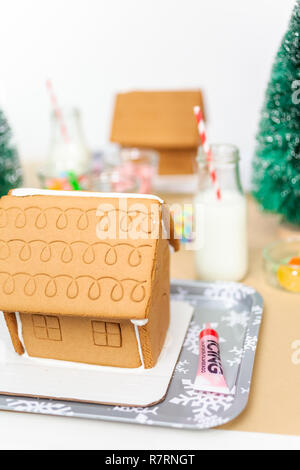 Kinder Partei kleine Lebkuchenhäuser mit Bonbons zu verzieren. Stockfoto