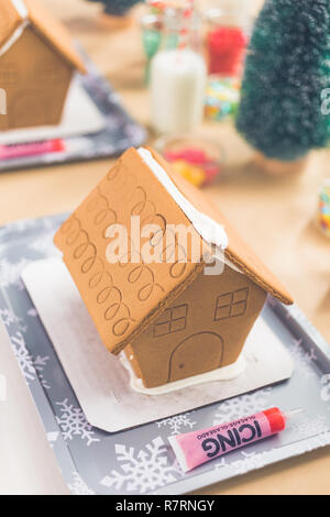 Nahaufnahme der Lebkuchenhäuser auf Kinder Handwerk Weihnachtsfeier. Stockfoto