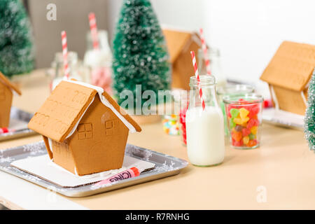 Kinder Partei kleine Lebkuchenhäuser mit Bonbons zu verzieren. Stockfoto