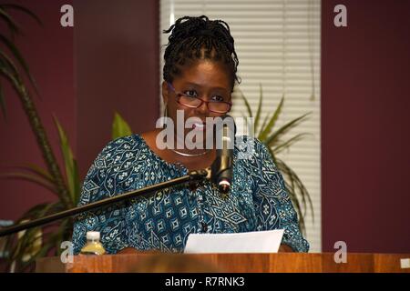 Stephanie Coleman, US-Armee Korps der Ingenieure Nashville Bezirk gleiche Beschäftigungs- und Möglichkeit, Office, liest ein Gedicht schrieb Mike Wilson, Nashville Bezirk Deputy District Ingenieur für Projektmanagement, während seiner Pensionierung Estes Kefauver Federal Building in Nashville, Tennessee, 31. März 2017 zu Ehren. (USACE Stockfoto