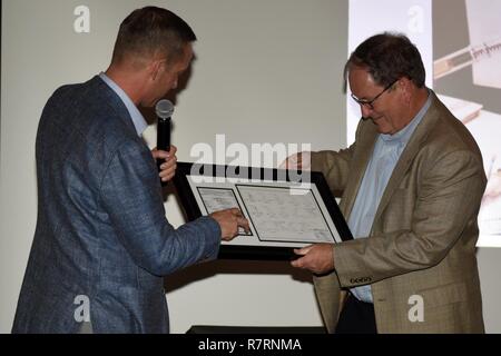 Oberst James DeLapp (Links), ehemalige US-Armee Korps der Ingenieure Nashville District Commander und aktuelle kommandant der Mobile Bezirk, stellt Mike Wilson, Deputy District Ingenieur für Projektmanagement, mit einer Blaupause für den Monolithen, dass er an der Bucht Federn Sperren auf der Tennessee Tombigbee Wasserstraße bei einem gesellschaftlichen Ereignis in Nashville, Tennessee, 31. März 2017 vorgesehen. Die Blaupause enthalten Wilson's Initialen 12.08.1981 unterzeichnet, ein Andenken Wilson Ehren am Tag seiner Pensionierung nach fast 42 Jahren Des föderalen Dienstes. (USACE Stockfoto