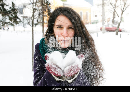 Glückliche Junge in der Liebe Paar in Winter Park Spaß Stockfoto