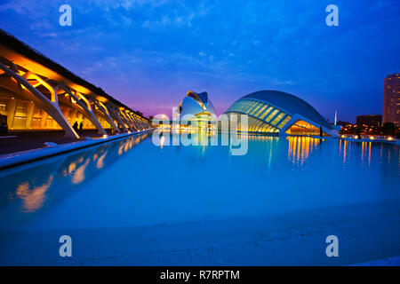 Hemisferic und Königin Sofia Kunst Palast. Stadt der Künste und Wissenschaften. Architekten Santiago Calatrava. Valencia. Comunidad Valencia. Spanien. Europa Stockfoto