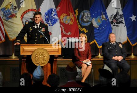 Oberst Martin F. Klein, stellvertretender Kommandant der JBMDL und Befehlshaber der Armee Support Activity, Fort Dix, New Jersey Lieutenant Governor und Staatssekretär Kim Guadagno und Luftwaffe Brig. Gen. Michael L. Cunniff, Adjutant General von New Jersey, das 100-jährige Jubiläum der Gründung der Camp Dix und Amerikas Eintritt in den Ersten Weltkrieg während einer hundertjährigen Gedenkfeier am 6. April an der Patriots in New Jersey zu gedenken. Wurde die Veranstaltung von der New Jersey Historische Kommission die Beiträge der fast 140.000 Neue Jerseyans, die während des Ersten Weltkrieges diente zu Ehren, Stockfoto