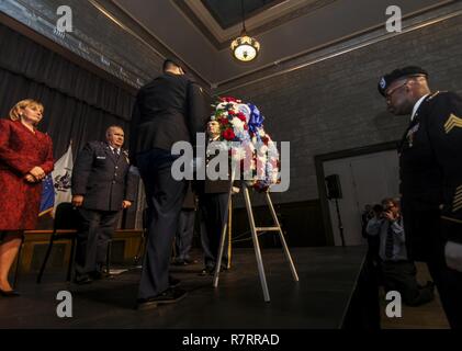 Vizegouverneur Kim Guadagno, Links, und Brig. Gen. Michael L. Cunniff, der Adjutant General von New Jersey auf, während New Jersey Army National Guard Soldaten einen Kranz Platz zu Ehren des 100-jährigen Jubiläums der Einreise in die Vereinigten Staaten Erste Welt Krieg an der Patriots, Trenton, New Jersey, April 6, 2017. Stockfoto