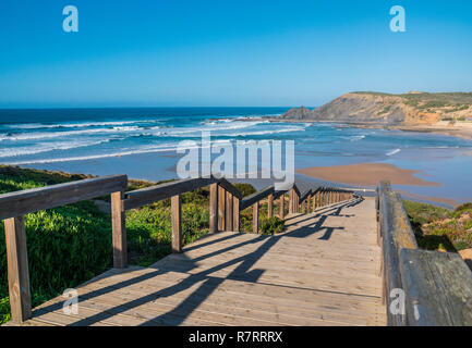 Holzsteg zum schönen Strand Stockfoto