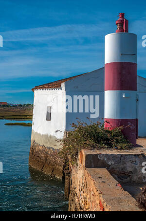 Leuchtturm am Nationalpark Ria Formosa. Stockfoto