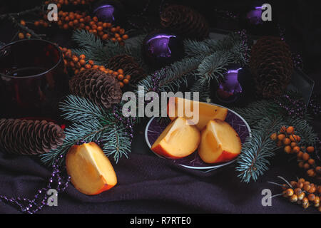 Noch immer leben Komposition mit Persimonen, Meer Buck - Dorn und Tannenzweigen in dunklen und Moody Stil Stockfoto