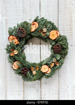 Weihnachten Kranz aus natürlichen getrockneten Materialien auf einem weißen Holz- Hintergrund Stockfoto