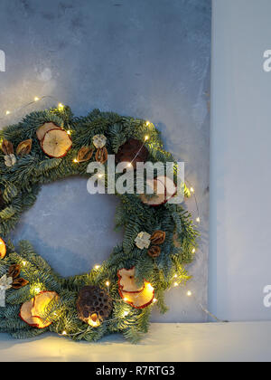 Weihnachten Kranz aus natürlichen Materialien auf einem dunklen Hintergrund auf einem Tisch Stockfoto