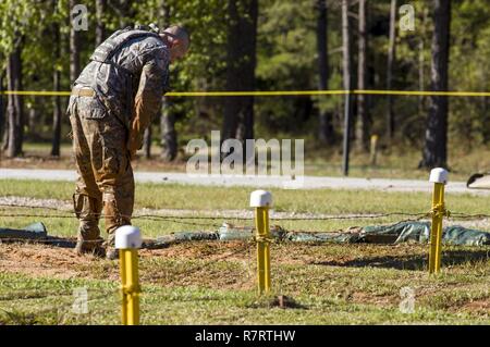 Ein U.S. Army Ranger fängt seinen Atem an der Malvesti Hindernis Kurs während der 34. jährlichen David E. Grange jr. Am besten Ranger Wettbewerb an Ft. Benning, Ga., Nov. 7, 2017. Die besten Ranger Wettbewerb ist eine dreitägige Veranstaltung, bestehend aus Herausforderungen Wettbewerber des körperlichen, geistigen und technischen Fähigkeiten, sowie zu Orten, an denen das Militär die besten Zwei-mann Ranger Teams gegeneinander um den Titel des besten Ranger zu konkurrieren. Stockfoto