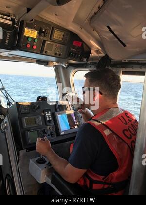 Coast Guard Petty Officer 1st Class Mike Miller betreibt ein 45-Fuß-Antwort Boat-Medium, von Fort Myers Beach, Florida, auf der Suche nach einem vermissten 29-jährigen Kajaker in San Carlos Bay, Florida, Samstag, April 9, 2017. Der 29-jährige Kayaker ging fehlt nach seinem Kajak, Fisch aus Punta Rassa am 8. April. Stockfoto