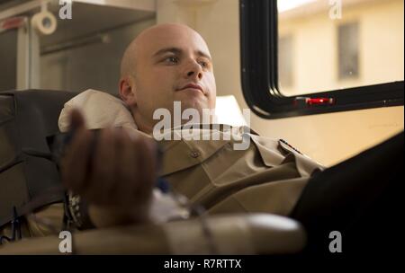 SAN DIEGO (8. April 2017) Personal Specialist 3. Klasse Jonathan A. Rhen, Sacramento, Kalifornien, native, spendet Blut während der Fahrt an der Marine Operational Support Center (Nosc) North Island. Der Blood Drive wurde organisiert, um die San Diego Blutbank zu unterstützen. Stockfoto