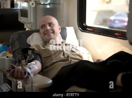 SAN DIEGO (8. April 2017) Personal Specialist 3. Klasse Jonathan A. Rhen, Sacramento, Kalifornien, native, spendet Blut während der Fahrt an der Marine Operational Support Center (Nosc) North Island. Der Blood Drive wurde organisiert, um die San Diego Blutbank zu unterstützen. Stockfoto