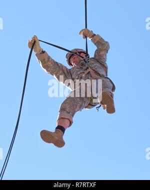 U.S. Army Ranger Kapitän Travis Griffin, der 199Th Manöver Kompetenzzentrum zugeordnet, rappels aus einer Ausbildung Turm während der 34. jährlichen David E. Grange jr. Am besten Ranger Wettbewerb an Ft. Benning, Ga, 8.April 2017. Die besten Ranger Wettbewerb ist eine dreitägige Veranstaltung, bestehend aus Herausforderungen Wettbewerber des körperlichen, geistigen und technischen Fähigkeiten, sowie zu Orten, an denen das Militär die besten Zwei-mann Ranger Teams gegeneinander um den Titel des besten Ranger zu konkurrieren. Stockfoto