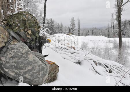 Ein US-Soldat mit Charlie Truppe, 1st Squadron, 172Nd Infanterie Regiment, 86th Infantry Brigade Combat Team (Berg), Vermont National Guard, Brände leer Umläufe an Zielvorgaben Sortiment am Lager Ethan Allen Training Website, Jericho, Vt, 8. April 2017. Die Soldaten waren Training Support durch Feuer auf andere Mitglieder Ihrer Gruppe zur Verfügung zu stellen. Stockfoto