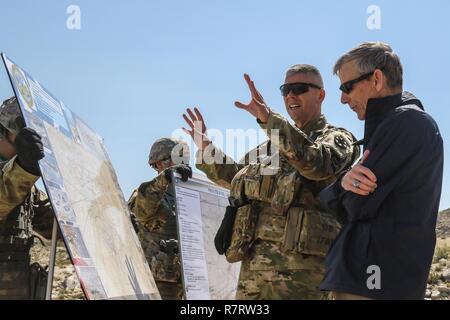 ORT IRWIN, Calif.-US-Armee Brig. Gen. Jeff Broadwater (links), Kommandierender General, National Training Center und Fort Irwin, bietet eine kurze Ausbildung im NTC, "Die Box", der amtierende Sekretär der US-Armee, der Hon. Robert M. Speer, bei seinem Besuch in der NTC, April 8, 2017. Speer hatte die Gelegenheit, die Ausbildung und seine Ressourcen während seines Besuchs zu beobachten, sowie Mittagessen mit Troopers vom 11 gepanzerte Kavallerie Regiments, Opposition für NTC. Stockfoto