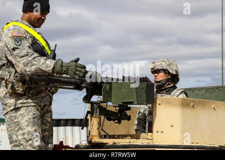 Eine Armee finden Ausbilder mit Betrieb Cold Steel arbeitet mit Pvt. Amanda Hanna vor der Besatzung - Serviert Bereich Qualifizierung im Betrieb Cold Steel am Fort McCoy, Wis., am 31. März 2017. Hanna ist ein Mechaniker der 366 Ingenieur Unternehmen zugewiesen wurden aus Kanton, NEW YORK, der Ingenieur unternehmen der 412 Theater Ingenieur Befehl, der ausgebildet wird, die bereit und der zur Verfügung stehenden Soldaten zur Unterstützung der Mission der Armee im In- und Ausland zugeordnet ist. Betrieb Cold Steel ist der US-Armee finden Crew - Serviert Waffen Qualifizierung und Validierung Übung, um zu gewährleisten, dass America's Army Reserve Einheit Stockfoto