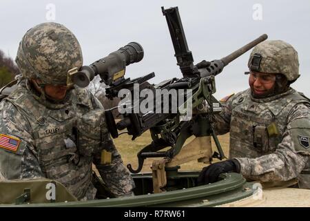 US Army Reserve SPC. Isaac Talley, einem chemischen, biologischen, radiologischen und nuklearen Spezialist und US-Armee Sgt. Gregory Crespin ein radfahrzeug Mechaniker, sowohl mit der 277Th Quartermaster Firma, 76 Operationelle Antwort Befehl, prüfen eine M2 .50 Kaliber Maschinenpistole in der Vorbereitung für die Qualifizierung als Teil Betrieb Cold Steel am Fort McCoy, Wis., 2. April 2017. Der 76 ORC ist die Armee finden Zentrum für Verteidigung Unterstützung der zivilen Behörden, die Koordinierung der staatlichen und lokalen Beamten, Ersthelfer und andere Bundesbehörden bei Notfällen oder Naturkatastrophen unterstützen. Betrieb Stockfoto