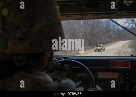 US-Armee SPC. Jessica Taylor, einem zivilen Angelegenheiten Fachmann mit der 364 zivilen Angelegenheiten der Feuerwehr, 351 zivilen Angelegenheiten Befehl, Manöver ein Humvee während einer Übung im Rahmen der Operation Cold Steel am Fort McCoy, Wis., April 02, 2017. Die 351 CACOM ist verantwortlich für strategische Operationen durch taktische zivilen Angelegenheiten über die US Pacific Command Verantwortungsbereich unterstützen. Betrieb Cold Steel ist der US-Armee finden Crew - Serviert Waffen Qualifizierung und Validierung Übung, um zu gewährleisten, dass America's Army Reserve Einheiten und Soldaten ausgebildet sind und bereit, auf kurze bereitstellen - Mitteilung Stockfoto