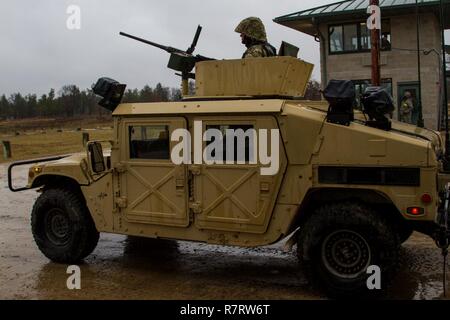 Eine taktische Fahrzeug mit einem M2 .50 Kaliber Maschinengewehr montiert ist inszeniert und bereit zu einem Live Fire Übung in Reihe 26 auf Fort McCoy, Wis., während des Betriebs Cold Steel, April 03, 2017. Betrieb Cold Steel ist der US-Armee finden Crew - Serviert Waffen Qualifizierung und Validierung Übung, um zu gewährleisten, dass America's Army Reserve Einheiten und Soldaten ausgebildet sind und bereit, auf kurze bereitstellen - Bekanntmachung und Bekämpfung - bereit, tödlichen Feuerkraft zur Unterstützung der Armee und unsere gemeinsamen Partner überall in der Welt. Stockfoto