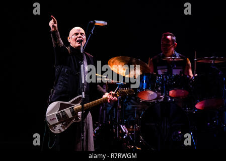 Billy Corgan und Jimmy Chamberlin der amerikanischen Band The Smashing Pumpkins live auf der Bühne in Bologna durchführen für ihre Reunion Tour 2018 Stockfoto