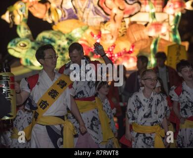 Akihiko Onodera, der Bürgermeister der Stadt Aomori, Links, führt eine kleine Nebuta Parade während der 30. jährlichen Japan Tag in Misawa Air Base, Japan, April 7, 2017. Zum ersten Mal überhaupt, Misawa Bewohner zog eine nebuta Herabsinken der Basis Street, in Bekräftigung der verpflichten, das Vertrauen und die Freundschaft zwischen den USA und Japan. Stockfoto