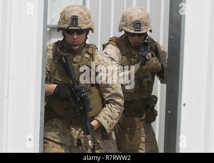 Us Marine Cpl. Chase Johnson und Cpl. Luc Lachance, Maschinengewehrschützen mit Marine Drehkraft Europa 17.1, Praxis zimmer Clearing bei einem städtischen Umfeld Training Website in Israel, 23. März 2017. Die Zusammenarbeit zwischen den amerikanischen und israelischen Kräfte stärkt, dass niemand den heutigen Herausforderungen allein fertig werden kann. Stockfoto