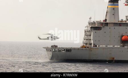 Mittelmeer (5. April 2017) Eine UH-1Y Huey Hubschrauber von Marines zugeordnet Marine Medium Tiltrotor Squadron 365 (Verstärkt) schwebt über dem Military Sealift Command flotte Auffüllung öler USNS Joshua Humphreys (T-AO 188) cargo Paletten abzurufen und sie während eines vertikalen Auffüllung 5. April 2017 an die amphibious Transport dock Schiff USS Mesa Verde (LPD 19) betrieben. Die 24 Marine Expeditionary Unit ist mit dem Bataan Amphibious Ready Gruppe unterwegs in der Unterstützung der Maritime Security Operations und Theater Sicherheit Zusammenarbeit in den USA 6 Flotte Bereich der Oper Stockfoto