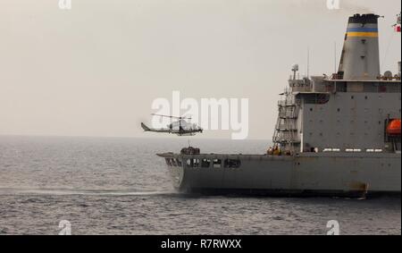 Mittelmeer (5. April 2017) Eine UH-1Y Huey Hubschrauber von Marines zugeordnet Marine Medium Tiltrotor Squadron 365 (Verstärkt) schwebt über dem Military Sealift Command flotte Auffüllung öler USNS Joshua Humphreys (T-AO 188) cargo Paletten abzurufen und sie während eines vertikalen Auffüllung 5. April 2017 an die amphibious Transport dock Schiff USS Mesa Verde (LPD 19) betrieben. Die 24 Marine Expeditionary Unit ist mit dem Bataan Amphibious Ready Gruppe unterwegs in der Unterstützung der Maritime Security Operations und Theater Sicherheit Zusammenarbeit in den USA 6 Flotte Bereich der Oper Stockfoto