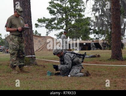 Red Bull Soldat bereitet ein M18 Claymore mine während der Waffen Lane Teil der Experte Infanterie Abzeichen Testphase am Camp Blanding in Starke, Florida, während Kader Mitglied Master Sgt. Jason Nelson, 2nd Brigade Combat Team, seine Leistung bewertet. Soldaten der Army National Guard mit 2nd Brigade Combat Team, 34. US-Infanteriedivision und Soldaten der Army National Guard mit der 1st Brigade Combat Team, 34. Infanterie-Division – jede sportliche des 34. Infanterie-Division-Red-Bull-Patches-Minnesota Iowa reiste nach Florida zur Teilnahme an mehr als 30 strenge Veranstaltungen bei der Verfolgung der presti Stockfoto