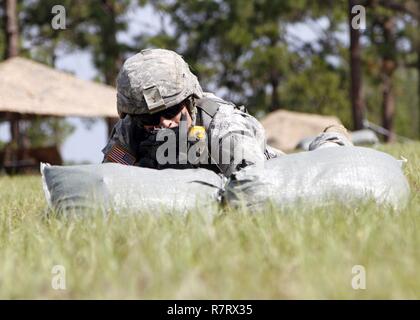 SPC. Benjamin Pritchard mit Hauptsitz und Stabskompanie, 1. Bataillon, 133. Infanterie, Waterloo, Iowa, wählt eine Feuerstellung während der Patrouille Lane Teil der Experte Infanterie Abzeichen (EIB) Testphase am Camp Blanding in Starke, Florida Iowa Army National Guard Soldaten mit der 2nd Infantry Brigade Combat Team, 34. US-Infanteriedivision und Soldaten der Army National Guard mit der 1st Brigade Combat Team Minnesota , 34. Infanterie-Division – jede sportliche des 34. Infanterie-Division-Red-Bull-Patches-reiste nach Florida zur Teilnahme an mehr als 30 strenge Veranstaltungen bei der Verfolgung von t Stockfoto