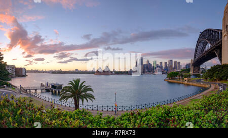 Sonnenaufgang am Hafen von Sydney von Milsons Point, NSW, Australien Stockfoto