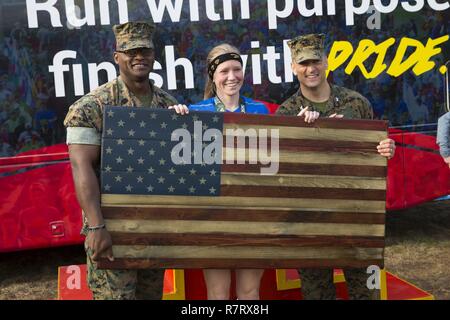 Us Marine Corps Sgt. Maj Charles R. Williams, Links, Sergeant Major, Marine Corps Base Quantico (MCBQ), Ashley Spencer, Mitte und Oberst Joseph M. Murray, kommandierender Offizier, MCBQ, für ein Gruppenfoto während der Preisverleihung pose afte das Marine Corps Marathon (MCM) 17,75 k im Prince William Forest Park, Virginia, 25. März 2017. Die 17,75 K Entfernung erinnert an das Jahr, in dem die Marine Corps gegründet und bietet Zugang zum MCM an die Teilnehmer, die in der vorgegebenen Zeit fertig stellen. Stockfoto