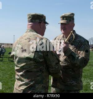 Command Sergeant Major Sean P. Carney von Oak Park, Illinois, erhält eine zeremonielle Schwert von Generalmajor Michael Zerbonia von Chatham, Illinois, Assistant Adjutant General-Armee, Illinois National Guard, bei einem Wechsel der Verantwortung Zeremonie in Marseille, Illinois, am 8. April.  Carney übernahm die Aufgaben des eingetragenen Führungsmitglied der Illinois Army National Guard. Stockfoto