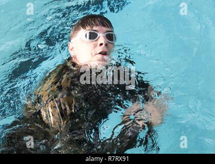 Cpl. Christophe D. Schwarz führt eine Distanz schwimmen während einer Scout Sniper Screener in Camp Lejeune, N.C., April 3, 2017. Der screener getestet die Marines' Möglichkeit, grundlegende Infanterie Aufgaben erfüllen zu den qualifiziertesten Kandidaten für den Scout Sniper Basic Kurs zu finden. Schwarz ist ein Teamleiter mit 2Nd Battalion, 14th Marine Regiment, 2nd Marine Division. Stockfoto