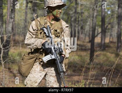 Pfc. Erich B. Vlaar führt eine Fußpatrouille während einer Scout Sniper Screener in Camp Lejeune, N.C., April 3, 2017. Der screener getestet die Marines' Möglichkeit, grundlegende Infanterie Aufgaben erfüllen zu den qualifiziertesten Kandidaten für den Scout Sniper Basic Kurs zu finden. Vlaar ist eine grundlegende Rifleman mit 2Nd Battalion, 14th Marine Regiment, 2nd Marine Division. Stockfoto