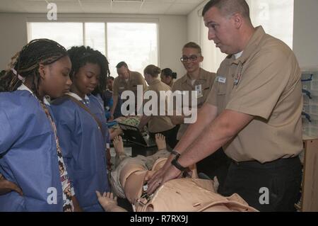 Portsmouth, Virginia (07.04.2017) Hospital Corpsman 2. Klasse (FMF/SW/EXW/CAC) Patrick Kies erklärt fünftes Sortierer im Park View Volksschule wie Simulation Techniker verwenden Sie den WLAN-Router in die Puppe es durch einen Computer zu steuern. Mehr als ein Dutzend Mitarbeiter von Naval Medical Center Portsmouth in Career Day an der Grundschule in Portsmouth mit der Einrichtung von drei Interaktive Wissenschaft, Technologie, Ingenieurwesen und Mathematik (STEM) - Ähnliche Stationen in Science Lab der Schule teilgenommen. Stockfoto