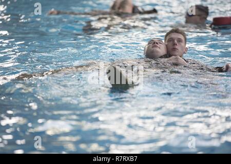 Marines Praxis Rettungstechniken im Wasser Training in Camp Lejeune, N.C., April 4, 2017 Survival-Advanced. WSA stellt Marines die Möglichkeit qualifizierte Rettungs Schwimmer zu werden. Die Marines sind Studenten in den Kurs, der von der 2. Strafverfolgung Bataillon ausgeführt wird. Stockfoto