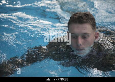 Ein Marine führt eine 600 meter Klimaanlage Schwimmen während der Ausbildung in Camp Lejeune, N.C., April 4, 2017 Survival-Advanced. WSA ist eine Woche-lange Kurs, daß die Tests, die Marines auf rettet, Anschläge und Distanz schwimmen. Die Marine ist ein Student in den Kurs, der von der 2. Strafverfolgung Bataillon ausgeführt wird. Stockfoto