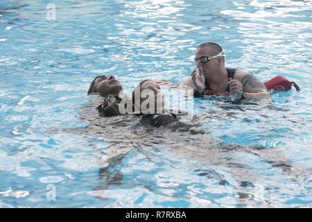 Eine Marine Corps Instructor von Wasser überleben Trainer Marines auf Rettungstechniken im Wasser Survival-Advanced Ausbildung in Camp Lejeune, N.C., April 4, 2017. WSA stellt Marines die Möglichkeit qualifizierte Rettungs Schwimmer zu werden. Die Marines sind Studenten in den Kurs, der von der 2. Strafverfolgung Bataillon ausgeführt wird. Stockfoto