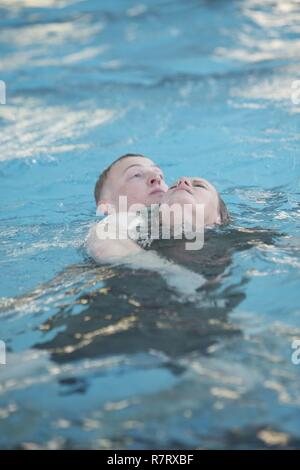 Marines Praxis Rettungstechniken im Wasser Training in Camp Lejeune, N.C., April 4, 2017 Survival-Advanced. WSA stellt Marines die Möglichkeit qualifizierte Rettungs Schwimmer zu werden. Die Marines sind Studenten in den Kurs, der von der 2. Strafverfolgung Bataillon ausgeführt wird. Stockfoto