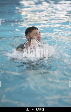 Marines Praxis Rettungstechniken im Wasser Training in Camp Lejeune, N.C., April 4, 2017 Survival-Advanced. WSA stellt Marines die Möglichkeit qualifizierte Rettungs Schwimmer zu werden. Die Marines sind Studenten in den Kurs, der von der 2. Strafverfolgung Bataillon ausgeführt wird. Stockfoto