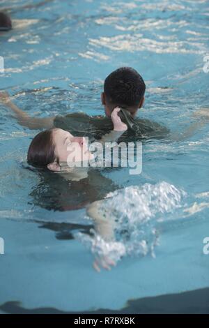 Marines Praxis Rettungstechniken im Wasser Training in Camp Lejeune, N.C., April 4, 2017 Survival-Advanced. WSA ist eine Woche-lange Kurs, daß die Tests, die Marines auf rettet, Anschläge und Distanz schwimmen. Die Marines sind Studenten in den Kurs, der von der 2. Strafverfolgung Bataillon ausgeführt wird. Stockfoto